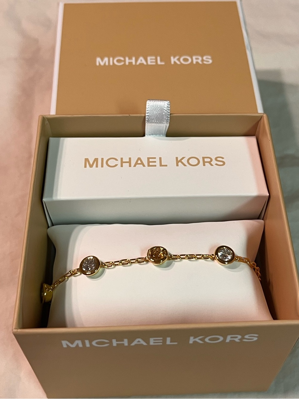 New Michael Kors gold-tone bezel-set crystal station link bracelet
Box included - Picture 8 of 8